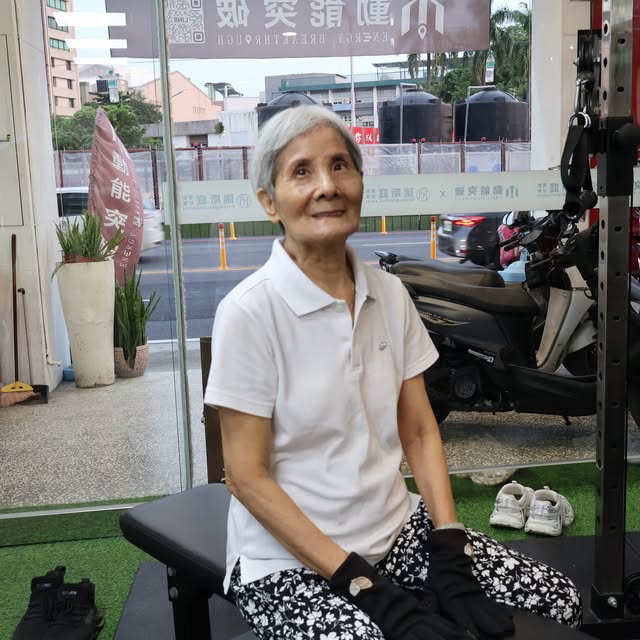 學員坐在動能突破的訓練空間,身旁可見訓練設備