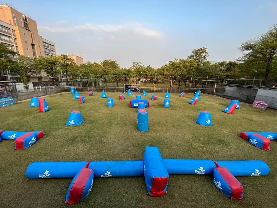 漆彈場地與充氣掩體全景