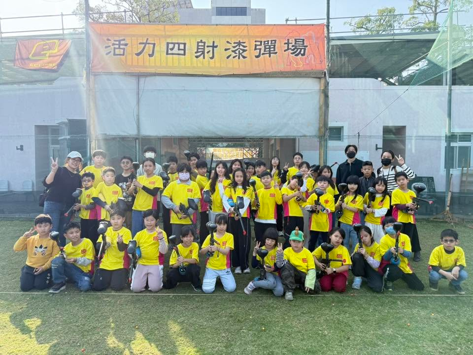 學員在漆彈場地團體合照
