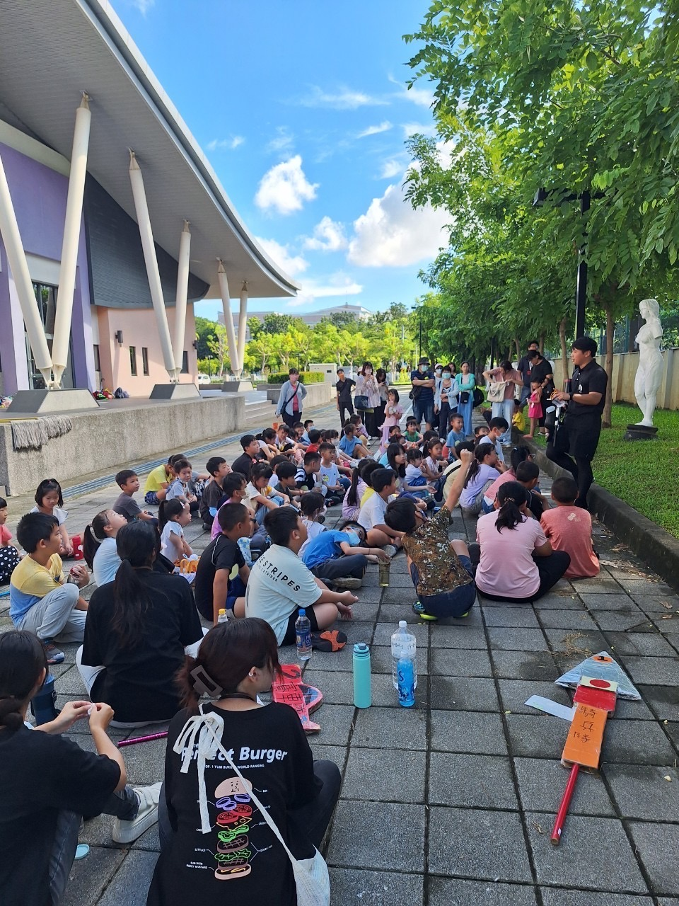 學員與教練在場地旁參與活動講解