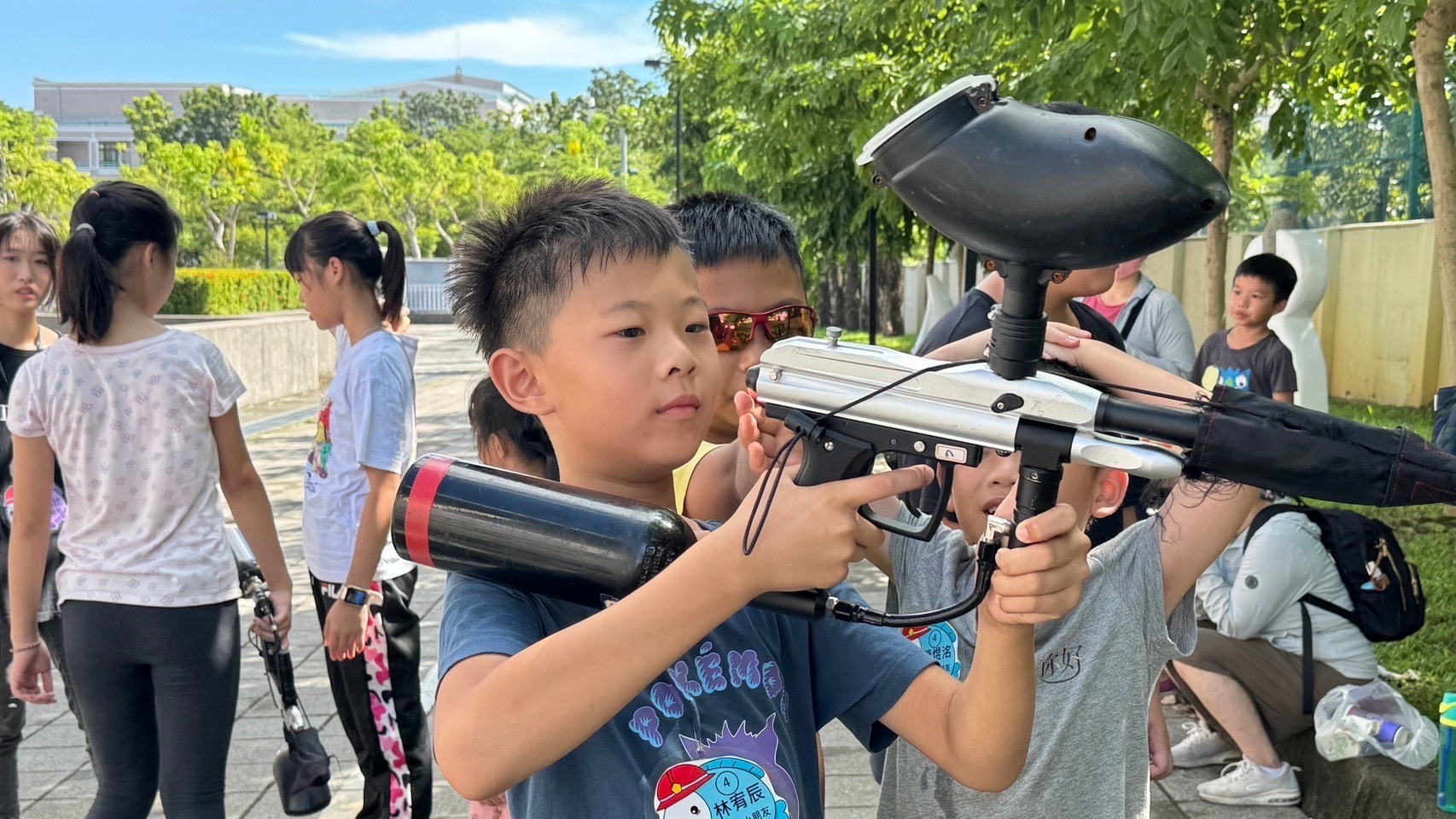 學員練習操作漆彈裝備