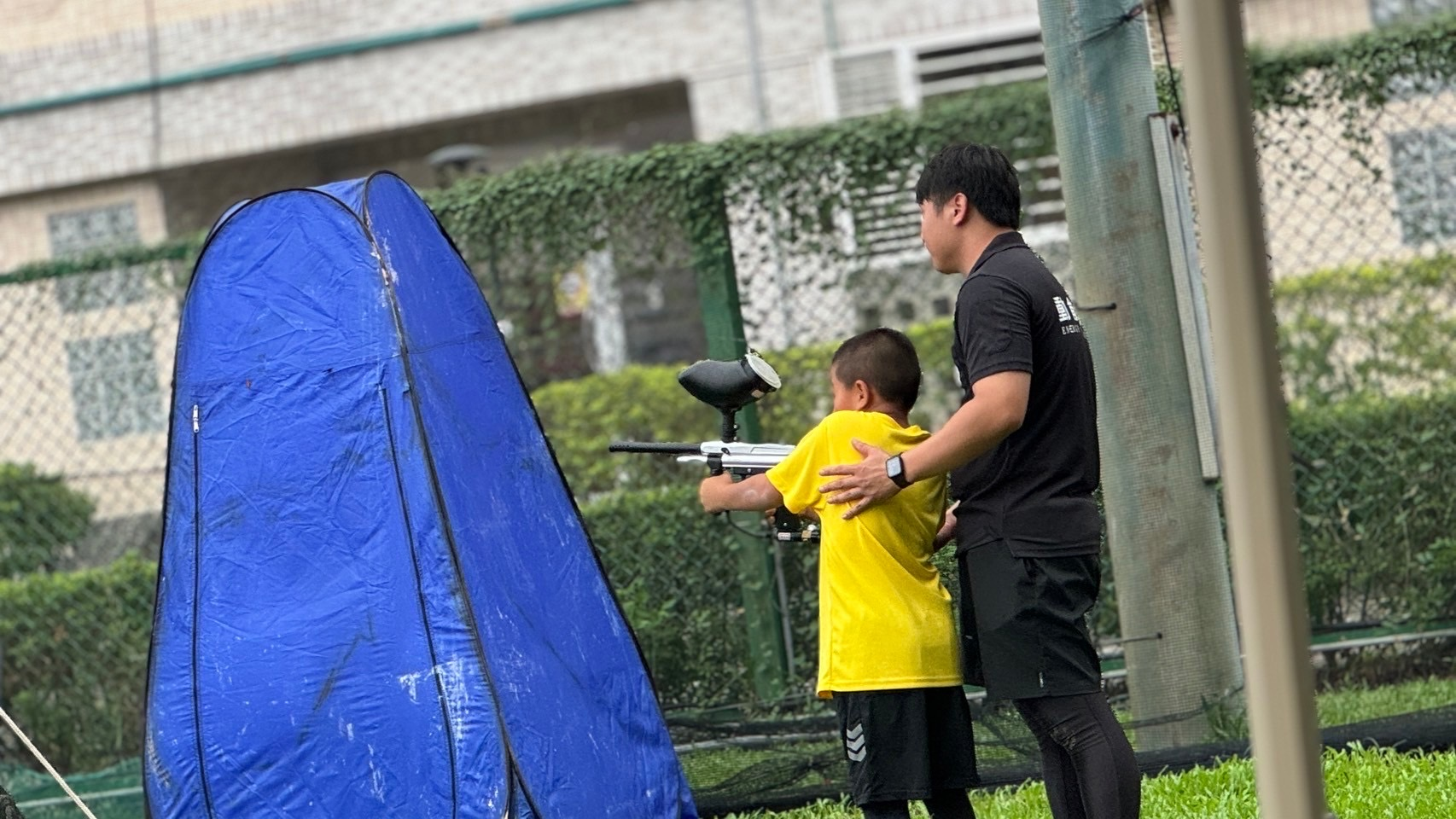 教練協助學員練習瞄準